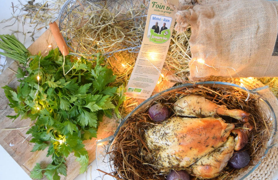 Poulet fermier cuit au foin